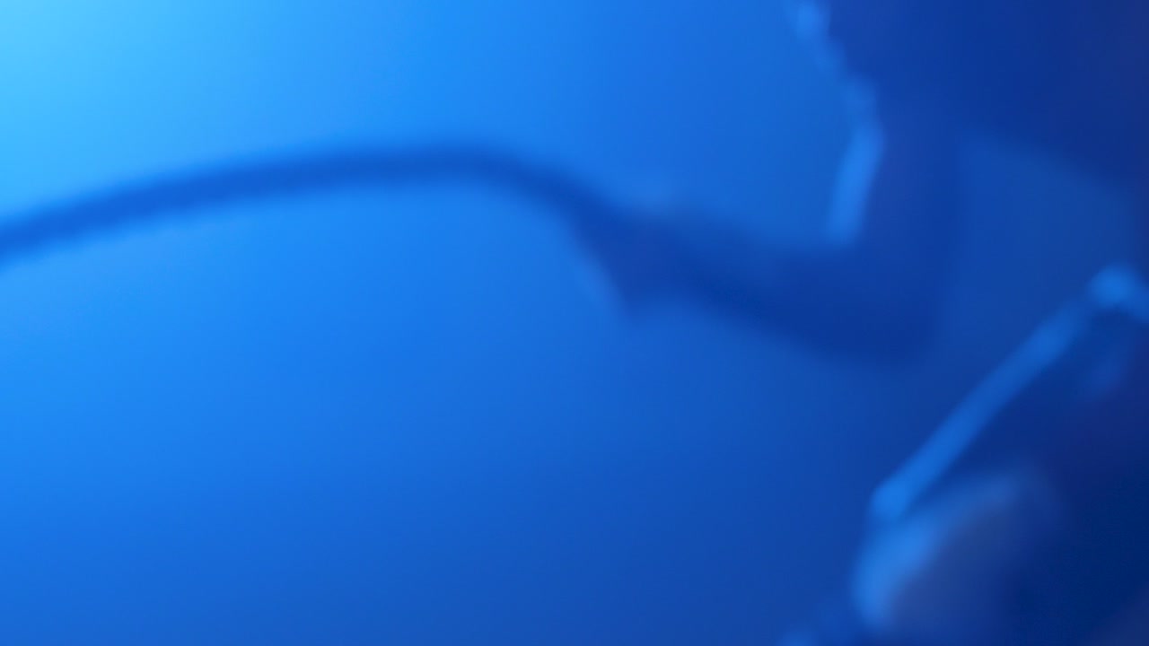 로프 를 사용 하여 운동 하는 사람