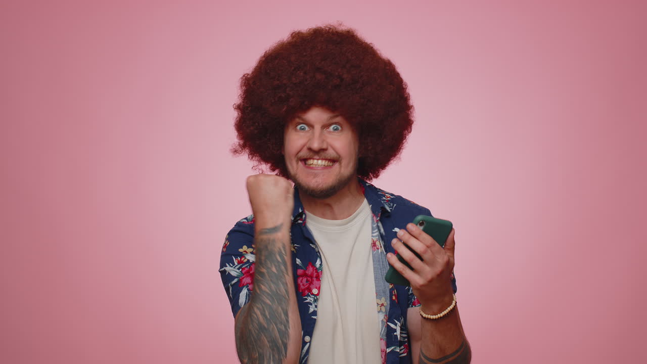 hombre feliz emocionado utilizar el teléfono móvil decir wow sí descubrió gran gran ganancia noticias haciendo el gesto ganador