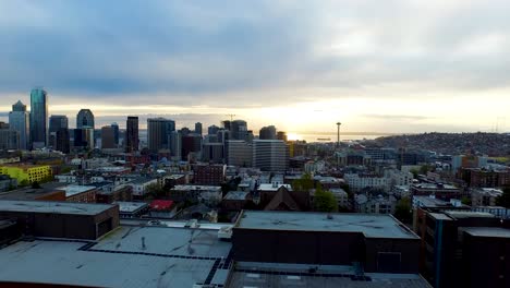 amplia toma aérea que muestra el creciente horizonte de seattle, alrededor de 2015.