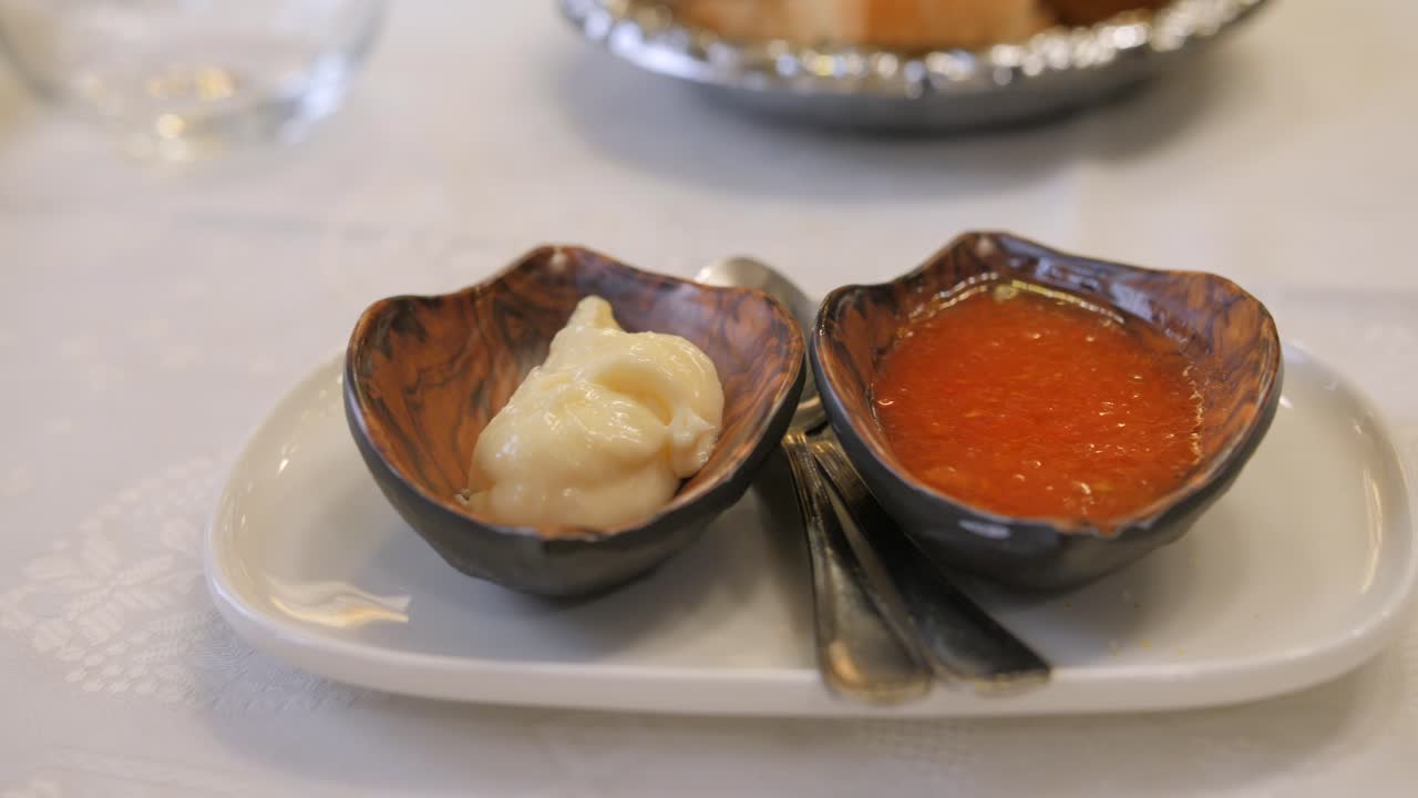 전형적인 스페인 애피타이저 "판 콘 토마테"를 위해 만든 특별한 토마토 소스를 패닝하고 왼쪽에는 아이올리를 곁들입니다.