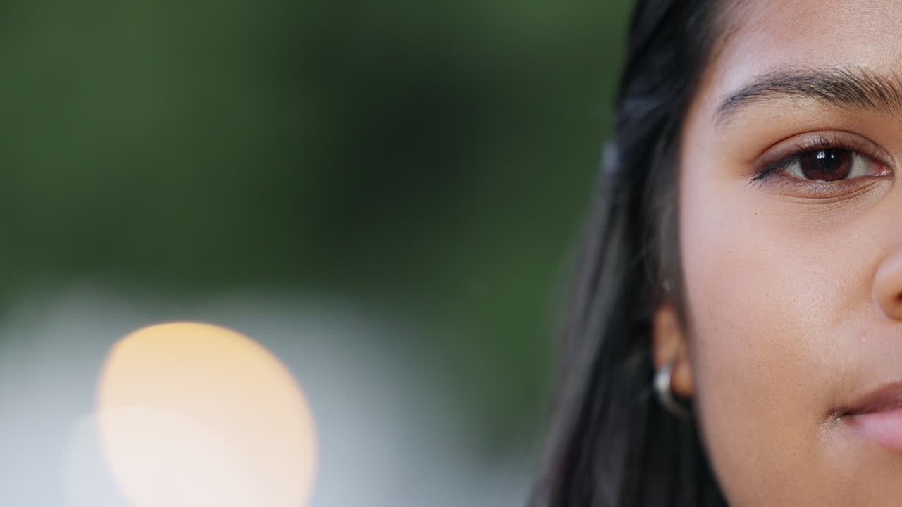 retrato de la mitad de la cara de una mujer que parece pensativa