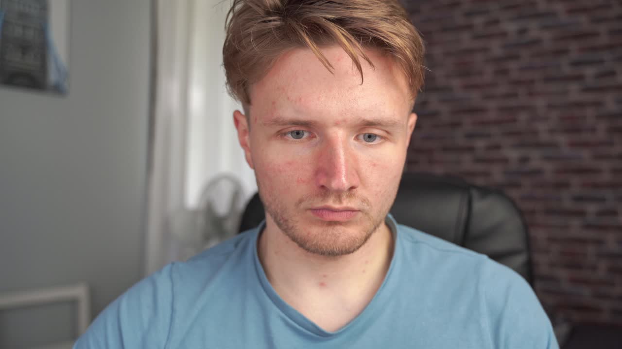 믿을 수 없다는 듯 고개를 흔드는 젊은 남자의 클로즈업, 그런 다음 파이썬으로 프로그램 코딩 시작