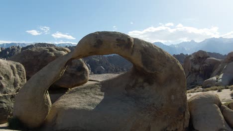 Mobius-Arch-In-Den-Hügeln-Von-Alabama,-östliche-Sierra-Mountains-Im-Hintergrund