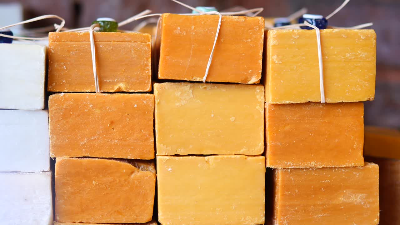 primer plano de barras de jabón hechas a mano apiladas