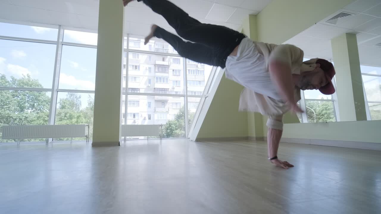 현대적인 스튜디오에서 브레이크 댄스를 하는 남자