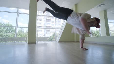 hombre bailando breakdance en un estudio moderno