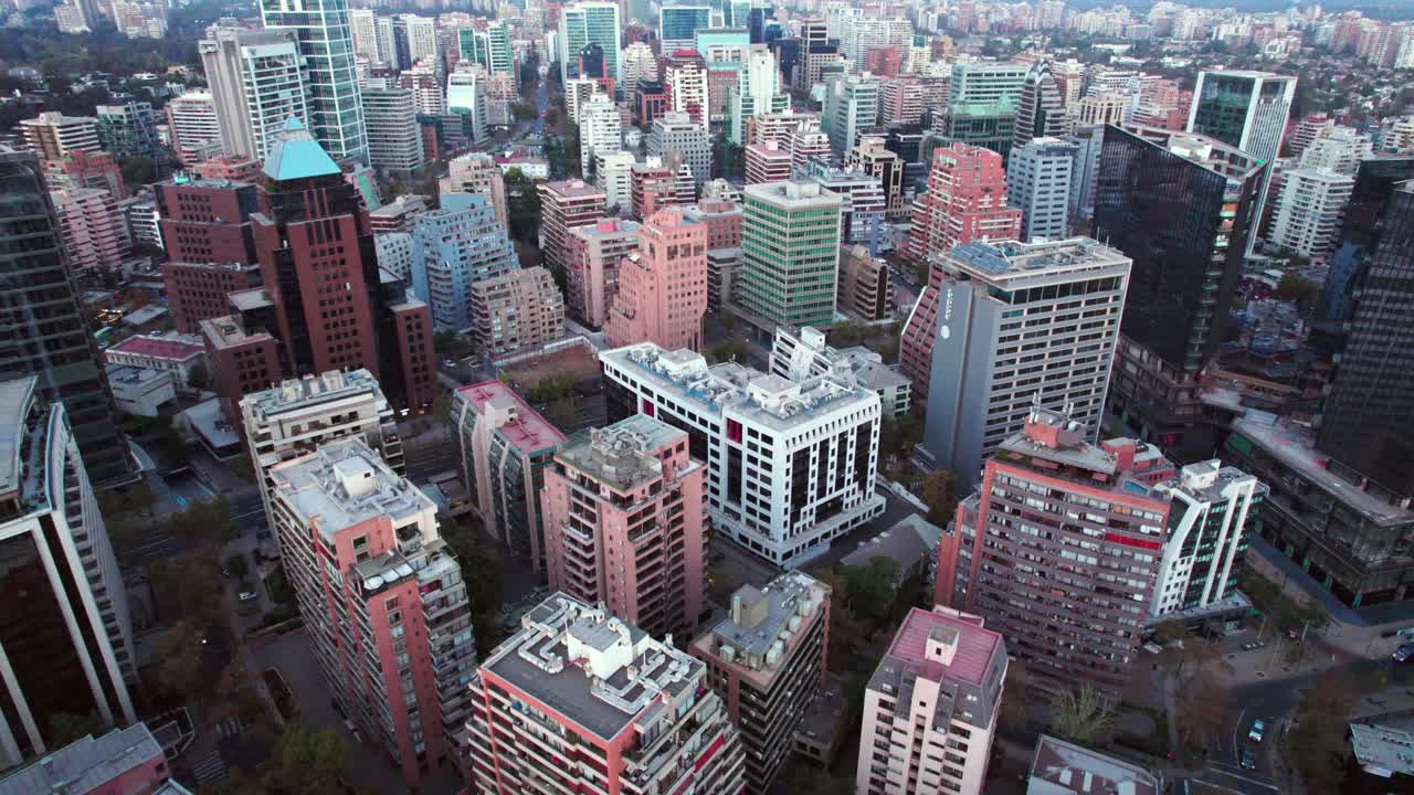 disparo aéreo sobre el barrio más rico del barrio de el golf en santiago