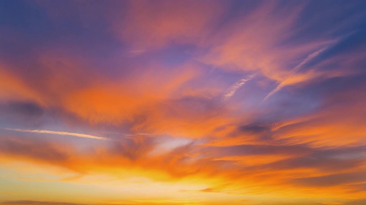 Vibrant Sunset Sky with Wispy Clouds