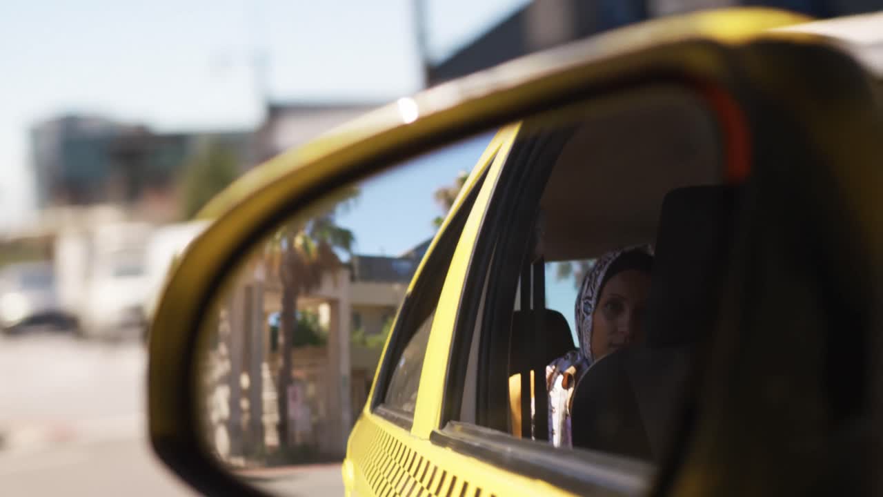 giovane donna che indossa il hijab fuori e in giro per la città