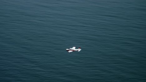 Avión-Ligero-Privado-De-Un-Solo-Motor-Que-Vuela-Sobre-El-Mar,-Aire-A-Aire