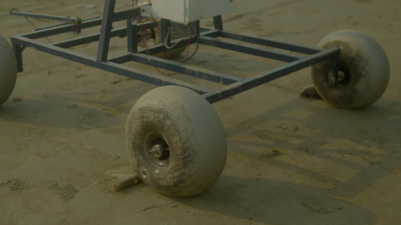 Robot da spiaggia con grandi ruote per la navigazione sulla sabbia, in una giornata di sole