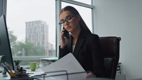 Hermosa-Empresaria-Haciendo-Una-Llamada-En-El-Centro-De-Negocios.-Trabajo-De-Asistente-Enfocado