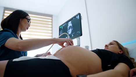 examen por ultrasonido de una mujer embarazada