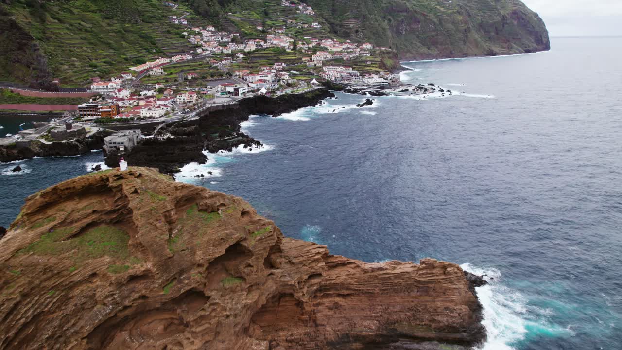 Vista de drone: Falésias rochosas, Costa na Madeira, Pequena cidade, Portugal