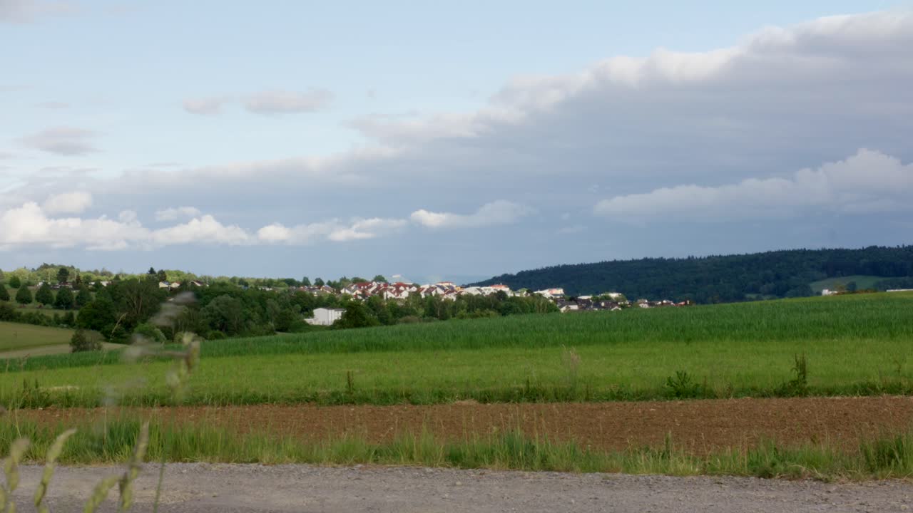 오후에 슈투트가르트의 언덕이 많은 땅에 있는 시골 마을의 저속 촬영, 바덴 뷔르템베르크, 독일, 유럽