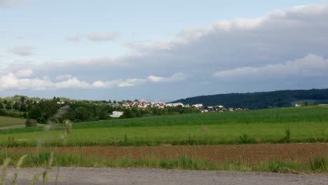 Lapso-De-Tiempo-De-La-Aldea-Rural-En-La-Ladera-Montañosa-En-Stuttgart-En-La-Tarde,-Baden-Wurttemberg,-Alemania,-Europa