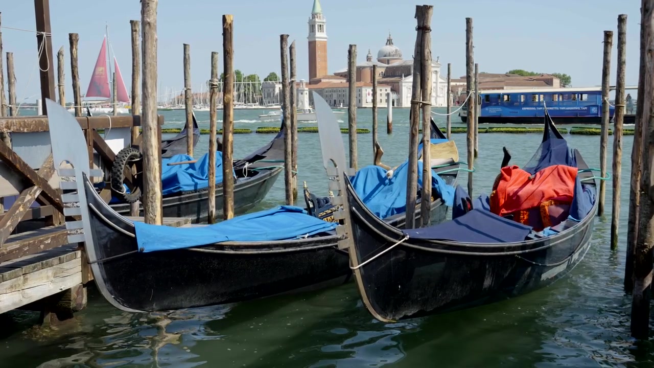 Gondole veneziane tradizionali ormeggiate lungo il canale a Venezia