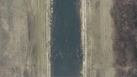 Caudal-Del-Río-Desde-La-Perspectiva-De-Un-Dron