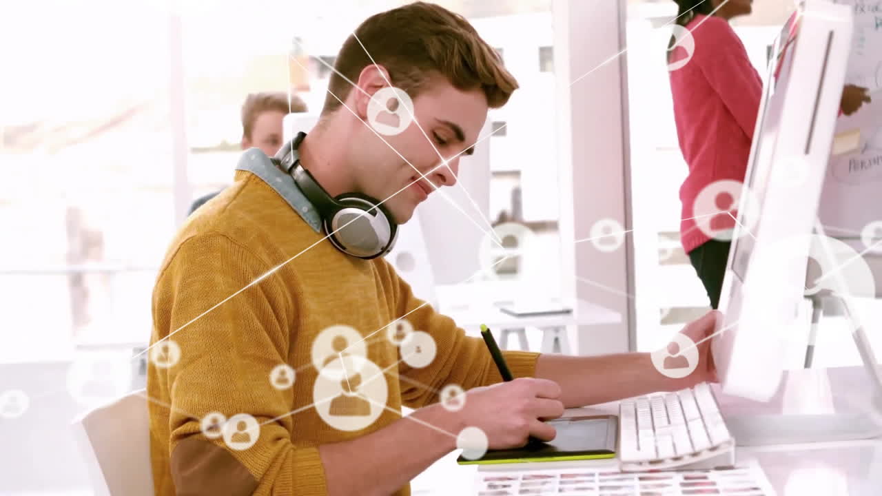 animación de la red de conexiones con iconos sobre empresario caucásico usando computadora