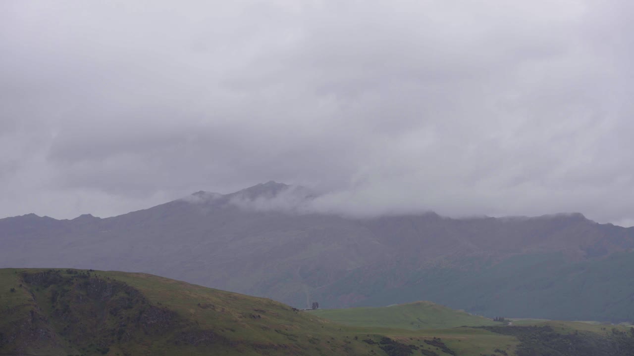 흐린 날 퀸스타운 산의 저속 촬영