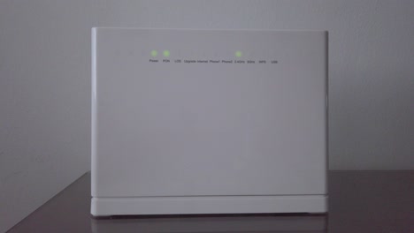 la luz del enrutador wifi parpadea en rojo sin conexión a internet, estática