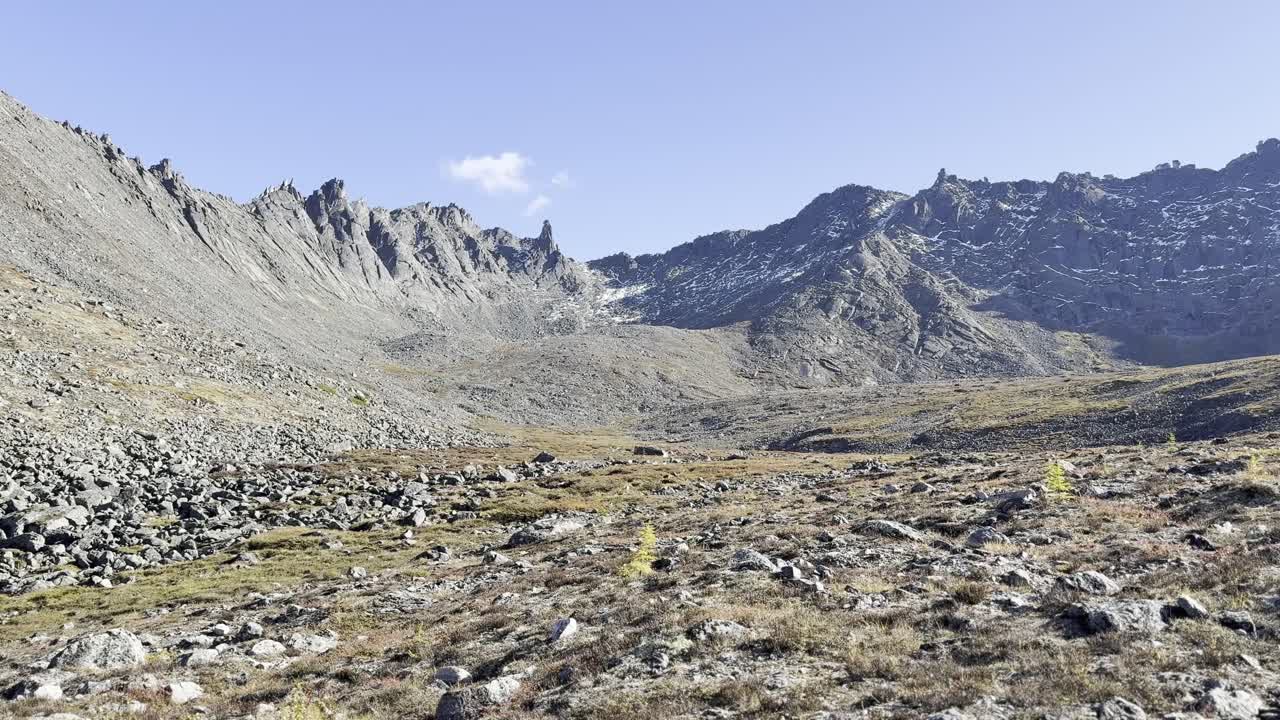 Majestic mountain scenery evokes a sense of peaceful adventure