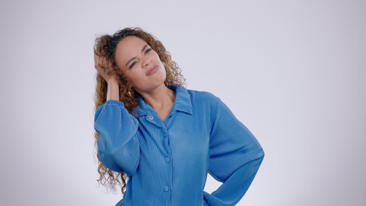 confundida, mujer y cara con duda