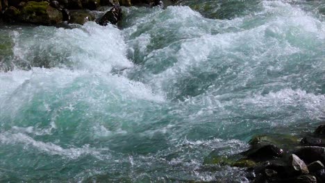 Agua-Del-Río-De-Montaña-Con-Primer-Plano-En-Cámara-Lenta