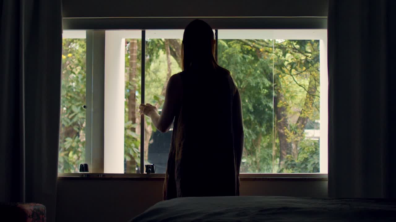 창밖을 내다보는 젊은 여성의 실루엣, 검역소에 집에 있어