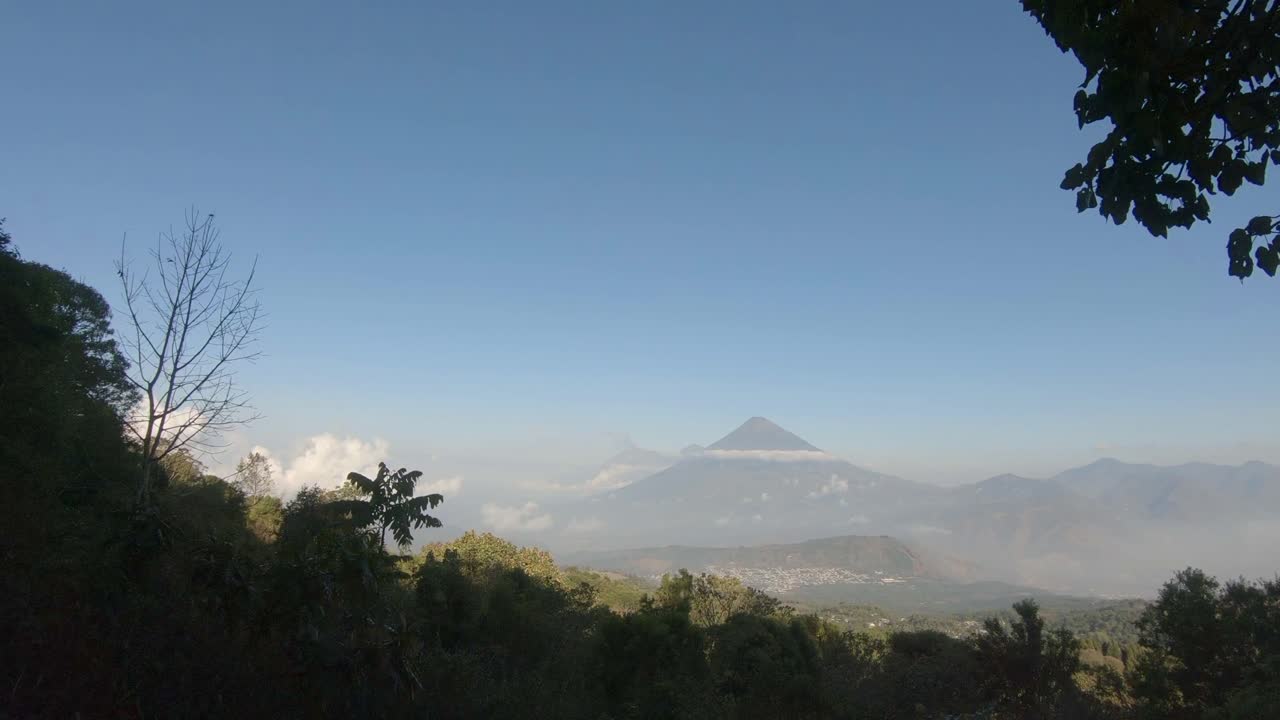 Solopgang ved Pacaya vulkanen i Guatemala