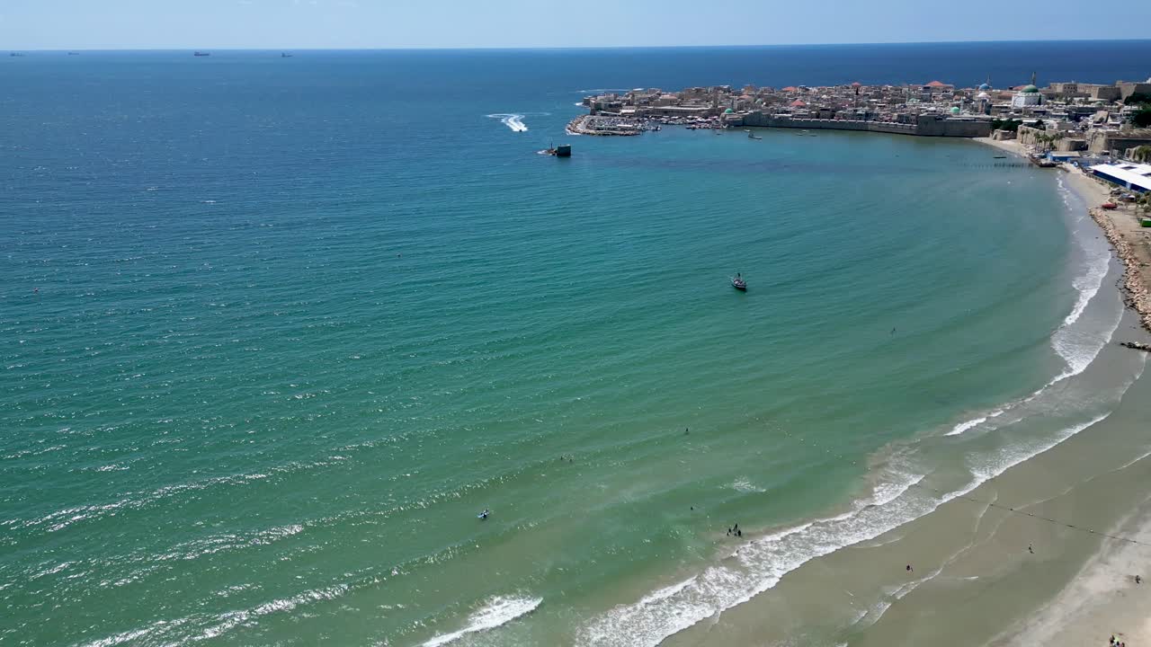 Bellissimo video panoramico 4K da drone della città di Acri - Israele settentrionale durante l'estate.
