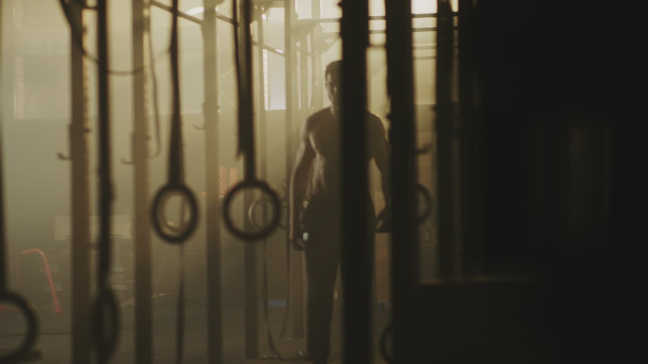 hombre trabajando en el gimnasio