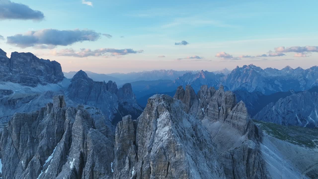 Ripresa con drone in rotazione che rivela le famose Tre Cime nelle Dolomiti