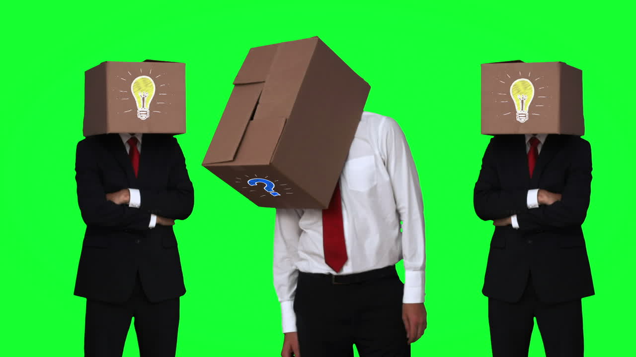 상자와 함께 머리를 숨기는 사업가 팀