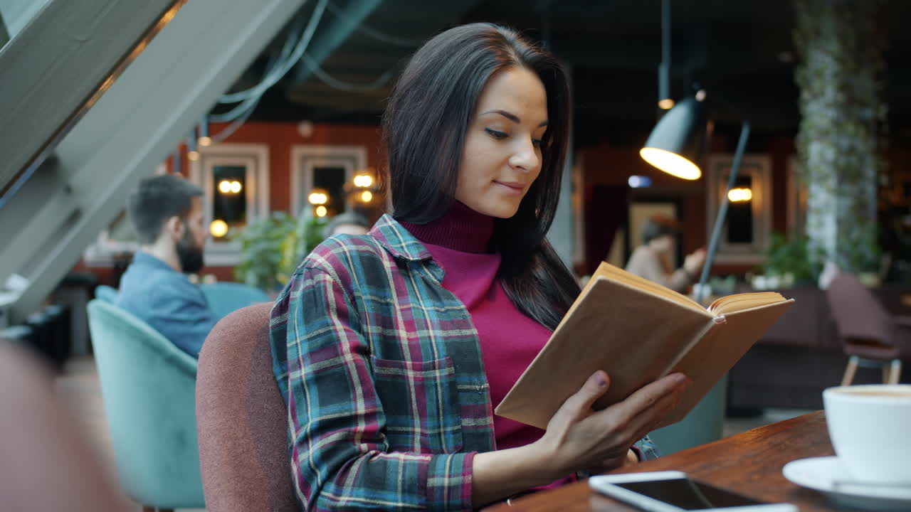 mujer leyendo en un café