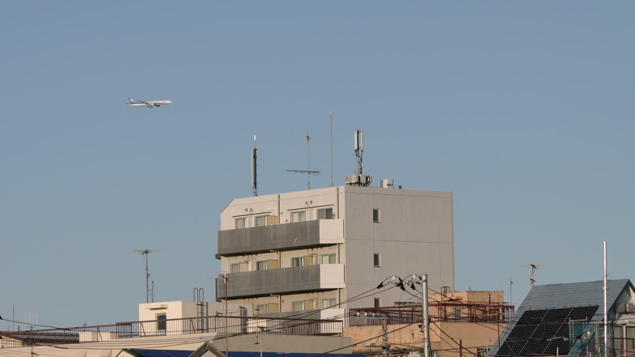avión volando bajo por el cielo en tokio, japón.
