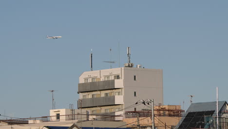 Avión-Volando-Bajo-A-Través-Del-Cielo-En-Tokio,-Japón