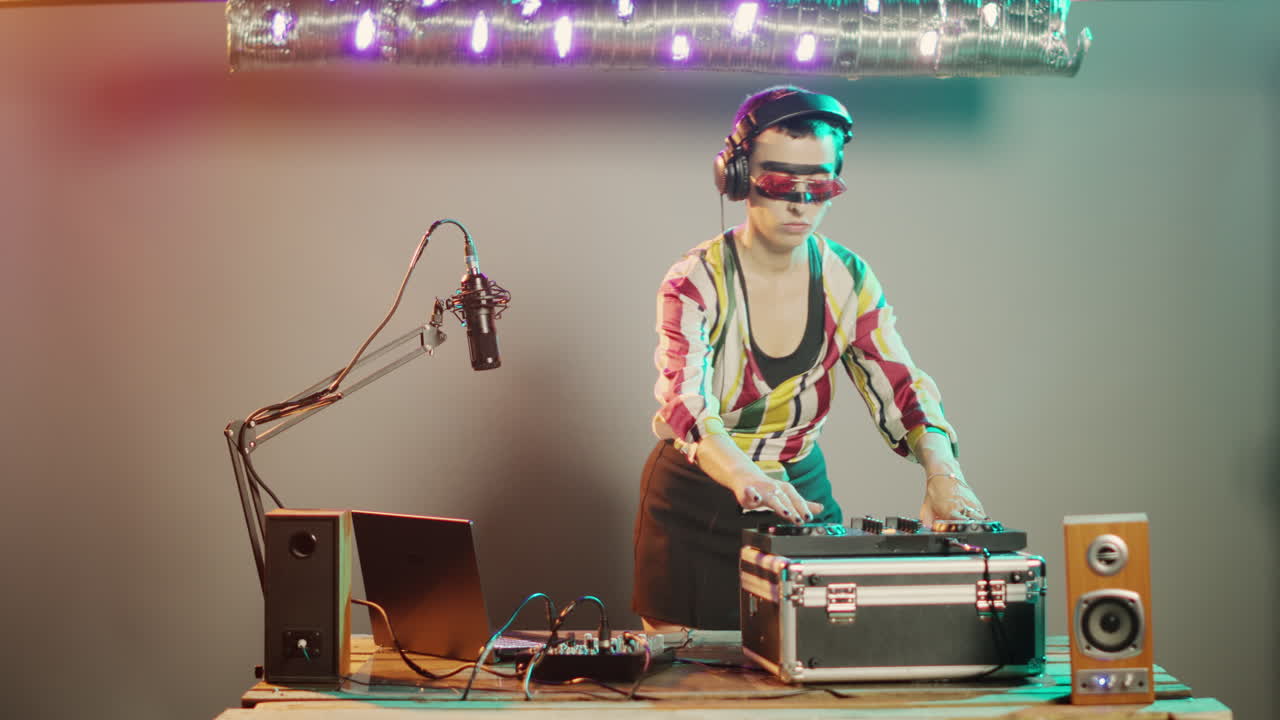 디스크 조키는  ⁇ 싱 후 무대에서 엄지 손가락을 내려줍니다.