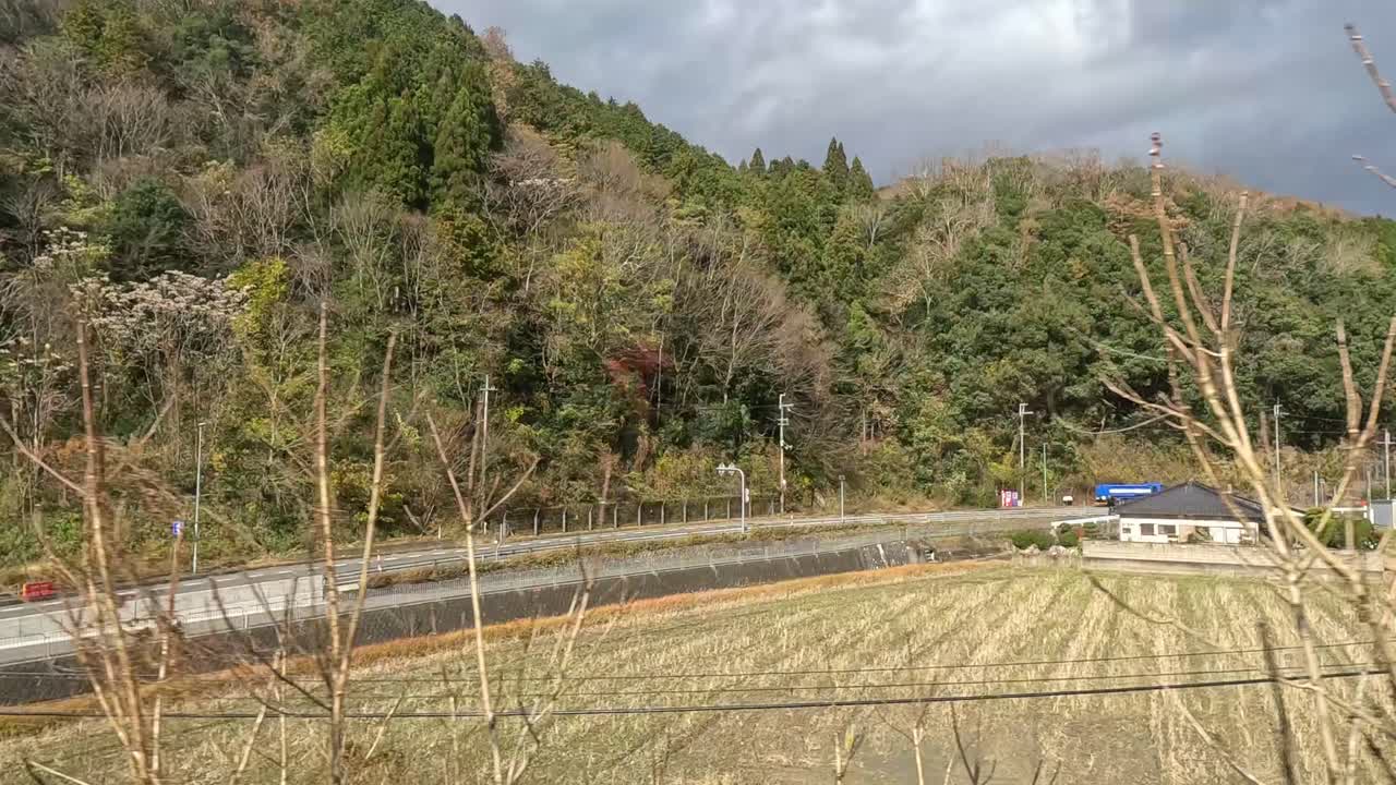 열차를 타고 시골 풍경과 인프라를 지나가는 것.