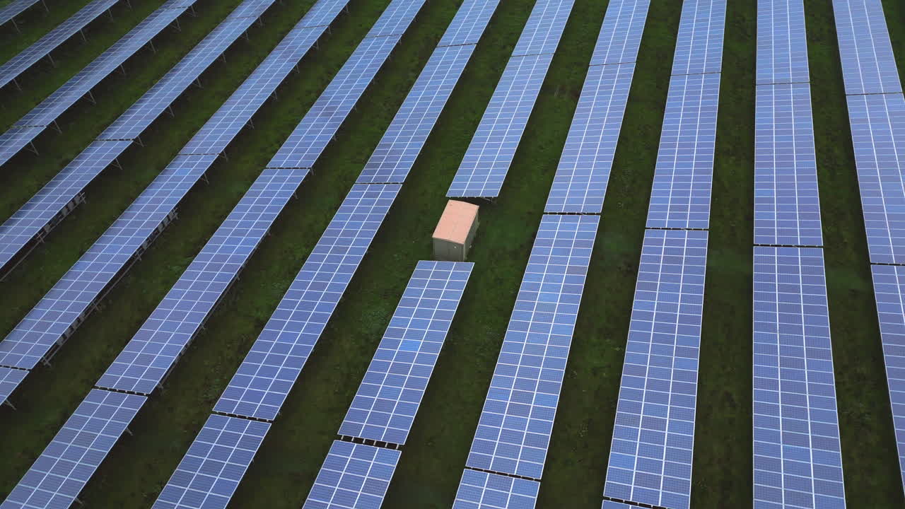 солнечный парк, съемка с беспилотника на медленной орбите, здание инвертора