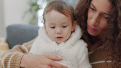 Mutter,-Baby-Und-Geschichtenerzählen-Auf-Dem-Sofa