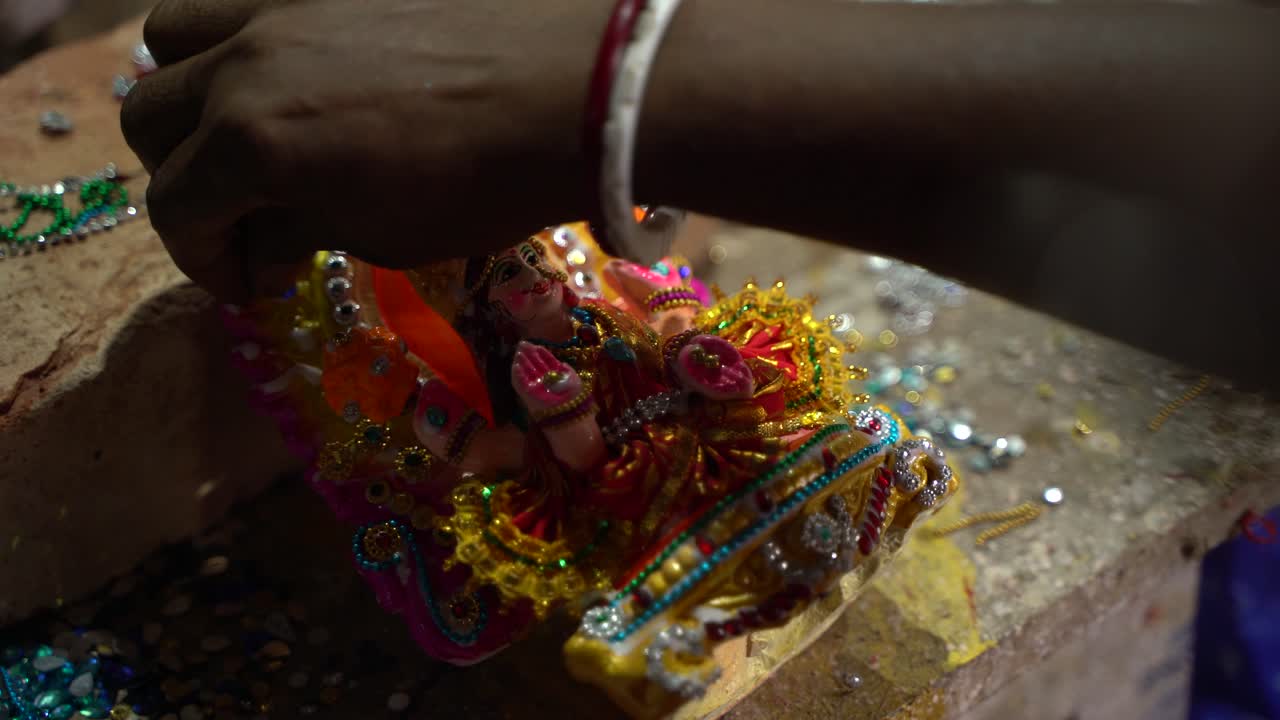 un artista está haciendo un ídolo de una deidad hindú