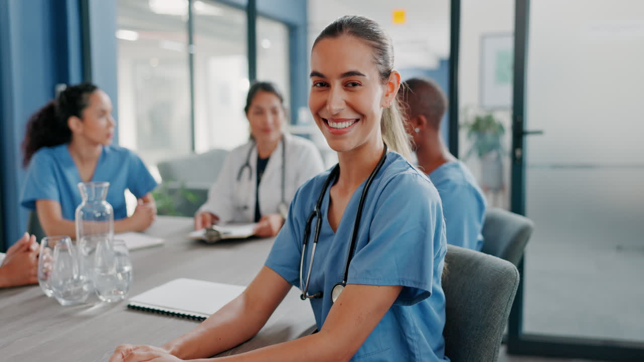 mujer, cara o enfermera en la reunión del hospital