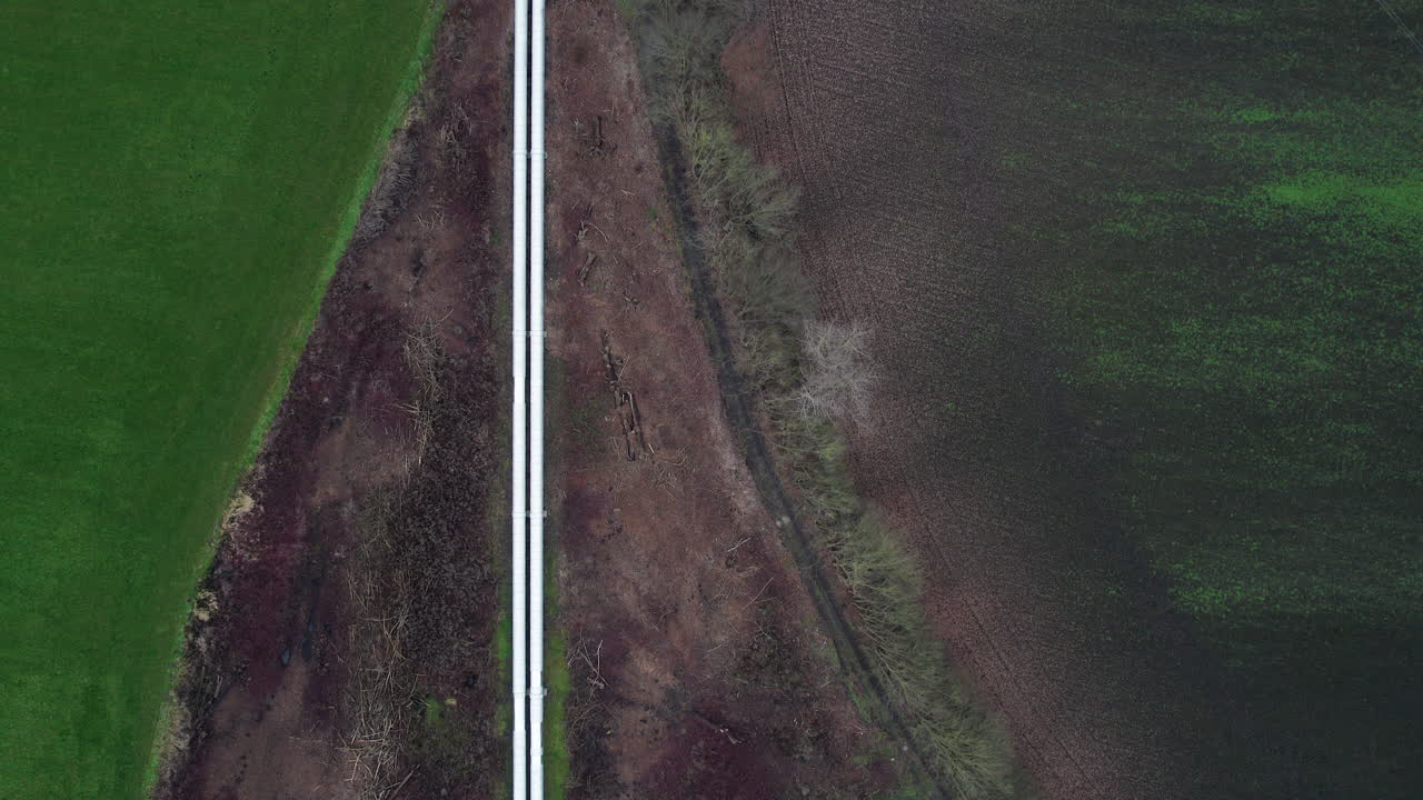 tuberías de aceite industriales que recorren el paisaje holandés, tomadas de arriba hacia abajo desde un dron