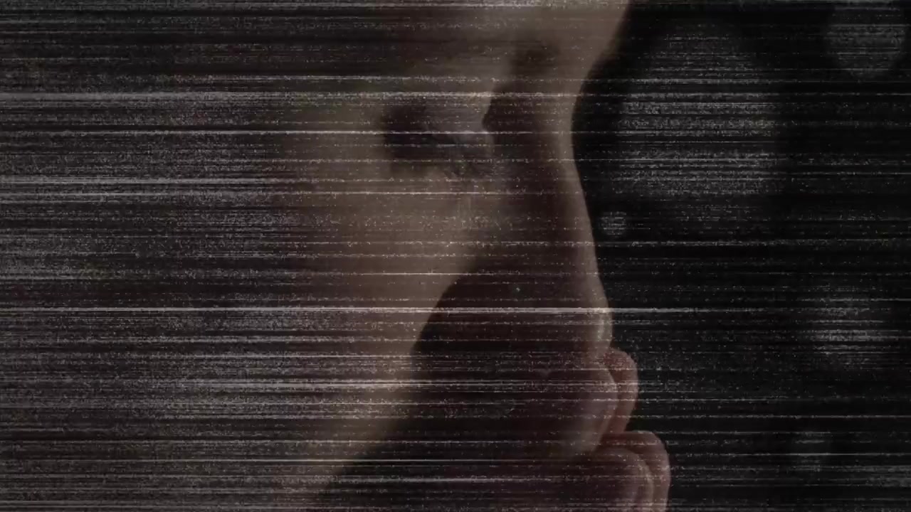 Reproducir, mujer con los ojos cerrados mientras los labios pulsan, líneas de escaneo añadiendo un efecto bokeh granulado para diseñadores de cine