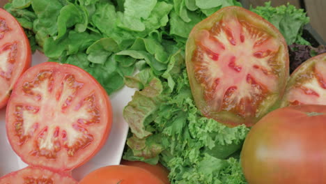 tomates enteros y en rodajas en lechuga