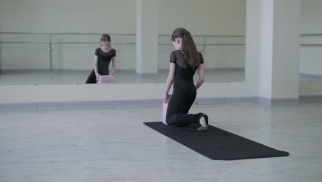 joven bailarina practicando movimientos de baile en el estudio