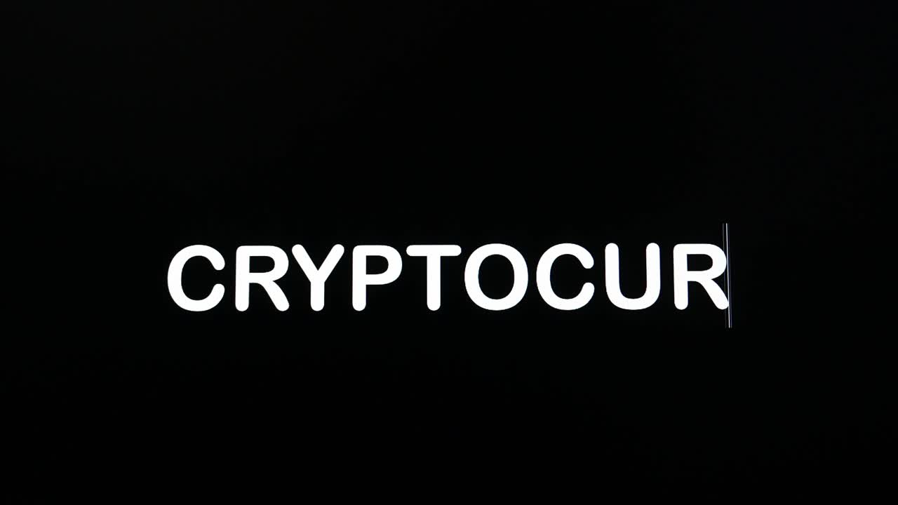 primer plano de la criptomoneda que se escribe en la pantalla del monitor de la computadora con el cursor parpadeante en el fondo negro espacio de copia