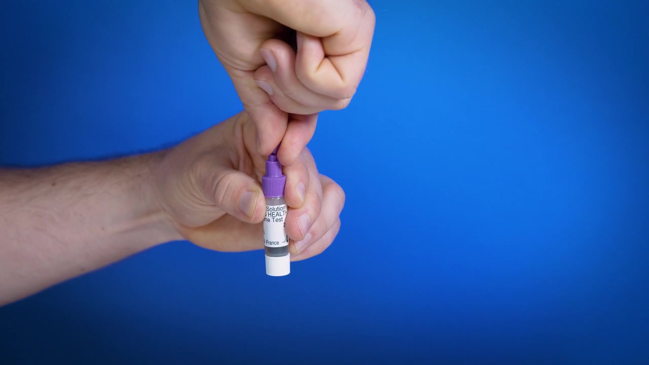 Rimuovere il tappo di plastica viola dal flacone con soluzione medica per test domestici