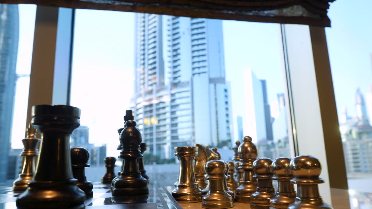 Partita a scacchi con vista sui grattacieli di Dubai